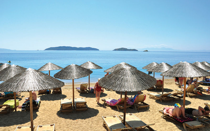Achladis Strand ein Bild des Achladis Strandes auf Skiathos mit Sonnenschirmen