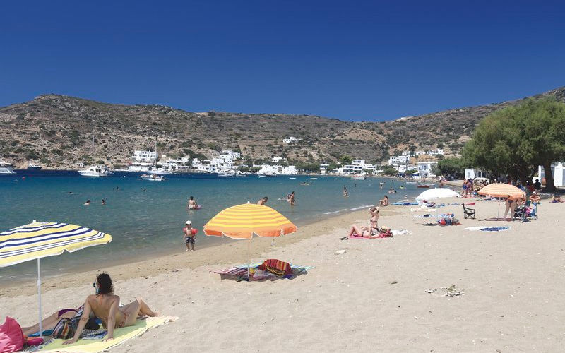Vathi Strand ein Bild des Vathi Strandes auf Sifnos mit Menschen und weißem Sand
