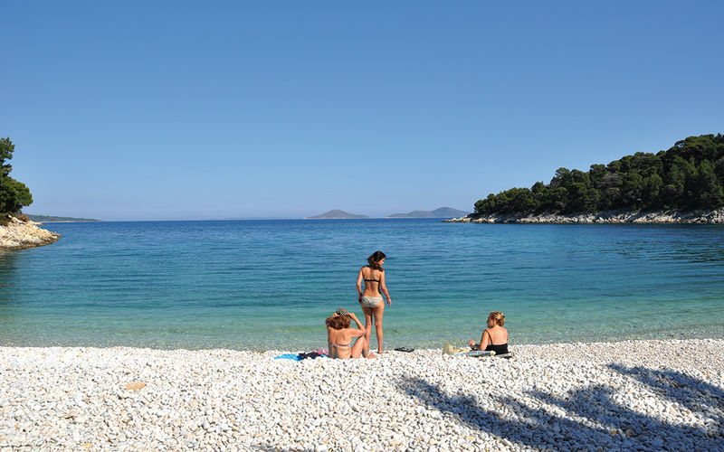 ein Bild des Leftos Yialos Strandes auf Alonissos mit Blick auf das Meer