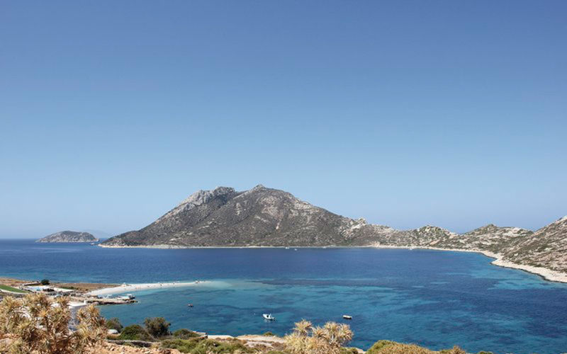 Amorgos ein Bild von Amorgos mit Blick auf das Meer und einen Hügel
