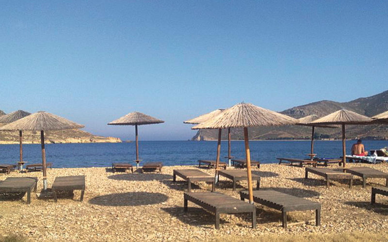 Patmos, Strand ein Bild eines Strandes auf Patmos mit Blick auf Sonneschirme, Liegestühle, den Strand und das Meer