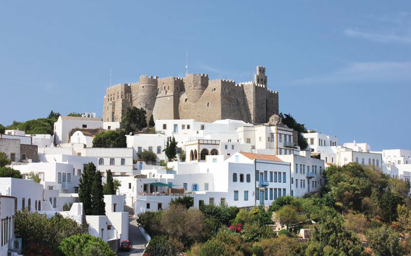 Monastery St. John ein Bild mit Blick auf Monastery St. John auf Patmos und weißen Gebäuden im Vordergrund