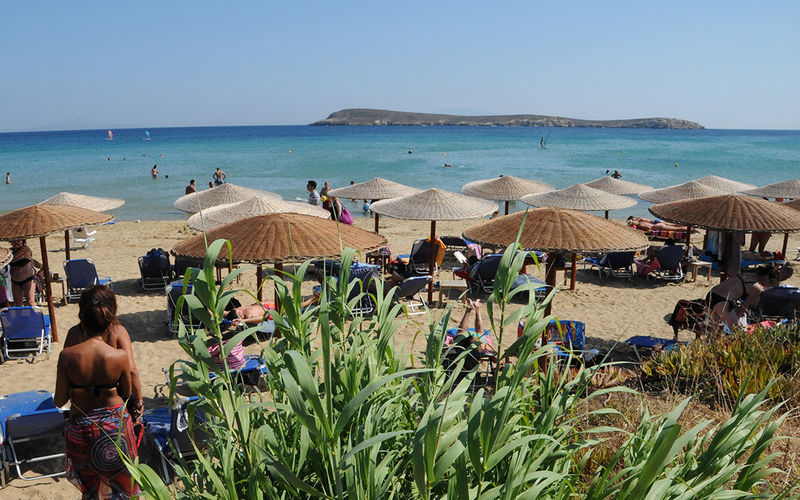 Golden Beach ein Bild des Golden Beach Strandes auf Paros mit Blick auf das Meer und Sonnenschirme