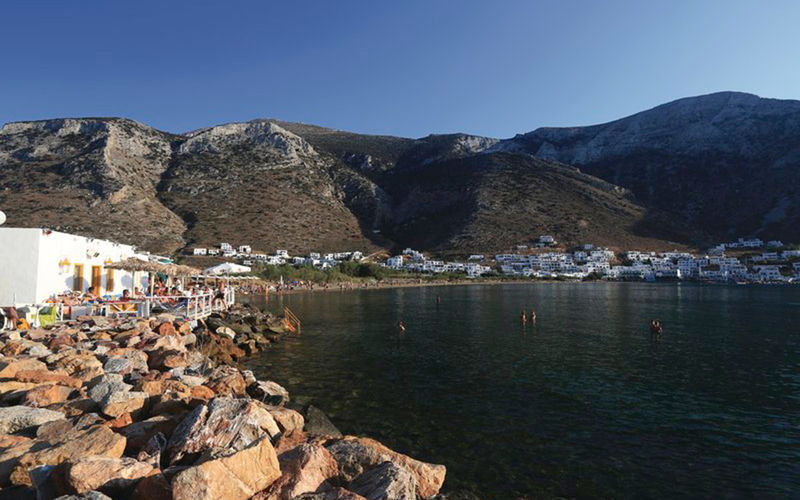 Kamares Strand ein Bild des Kamares Strandes auf Sifnos mit Ausblick auf Berge und das Meer
