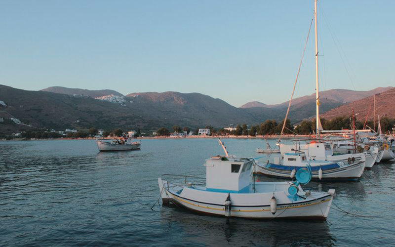 Amorgos ein Bild von Amorgos bei Sonnenauf- oder untergang mit Schiffen