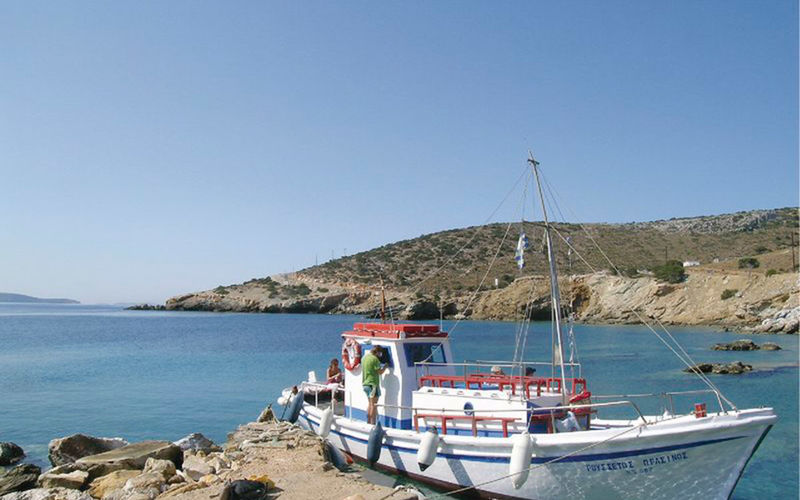 ein Bild von Koufonissi mit einem Schiff und Blick auf das Meer