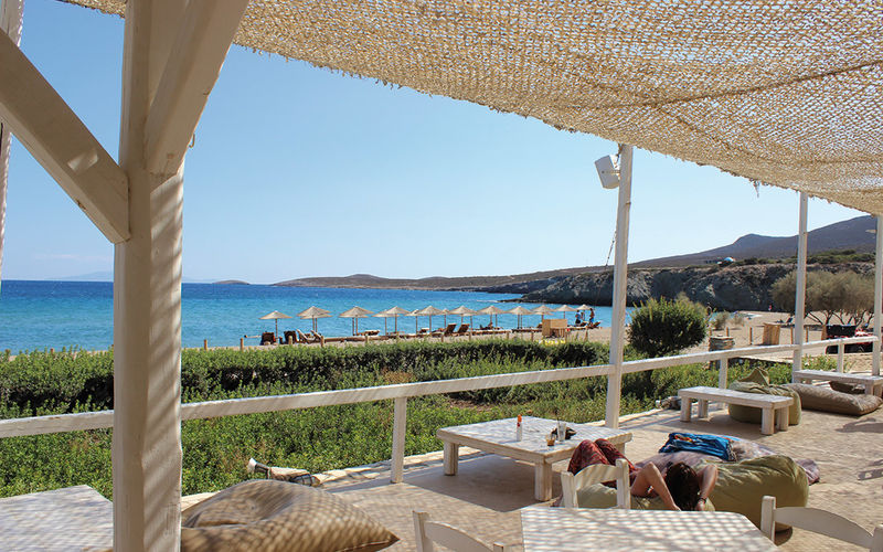 ein Bild des Soros Strandes auf Antiparos mit Blick auf das Meer