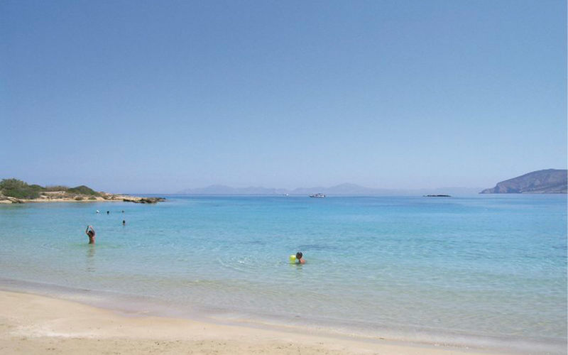 ein Bild des Charakopou Strandes auf Antiparos mit Blick auf das Meer