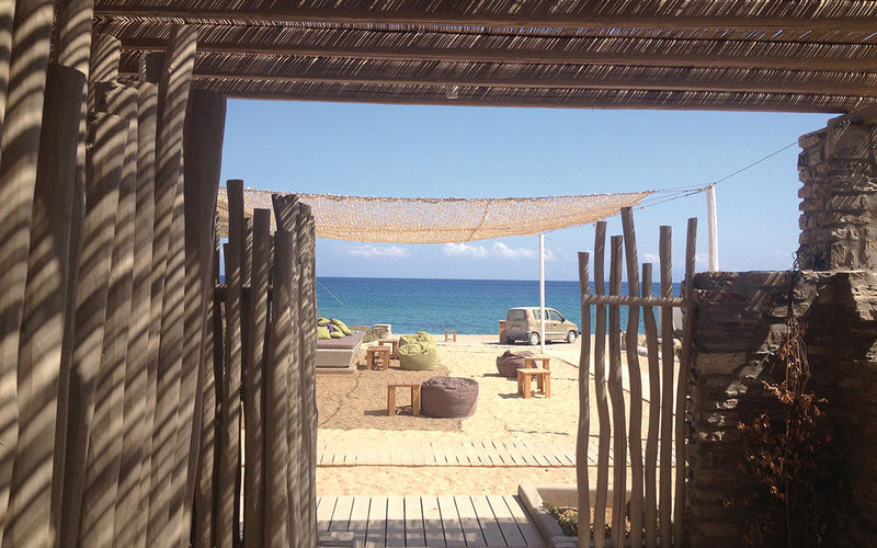 ein Bild des Soros Strandes mit Blick auf den Sand und das Meer