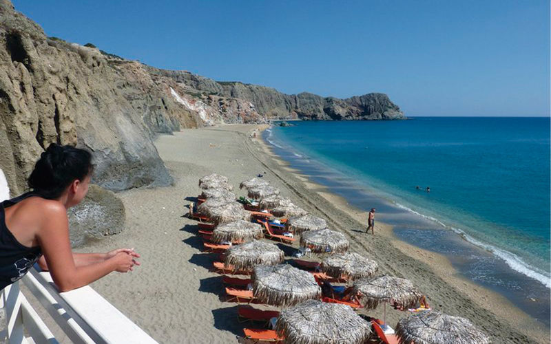 Paleochori Strand ein Bild des Paleochori Strandes auf Milos mit Sonnenschirmen und Blick auf das Meer