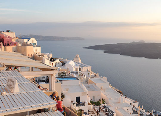 ein Bild von Santorin, von einem Dach aus fotografiert