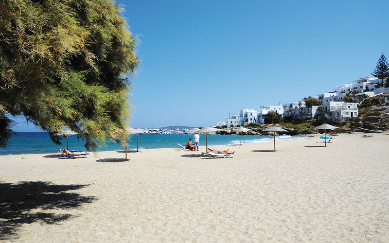 Piperi Strand ein Bild des Piperi Strandes auf Paros mit Blick auf den Sand und das Meer