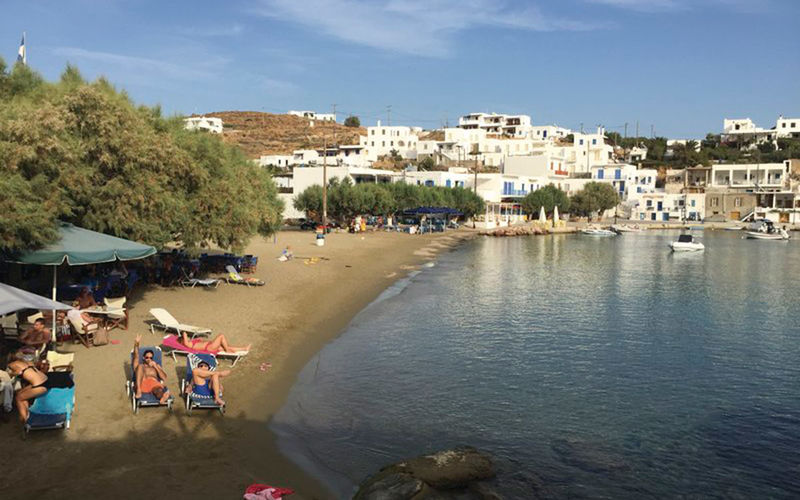 Vathi Strand ein Bild des Vathi Strandes auf Sifnos mit Blick auf weiße Gebäude