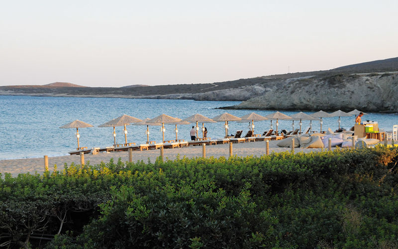 ein Bild des Soros Strandes auf Antiparos mit Blick auf Sonnenschhirme und das Meer