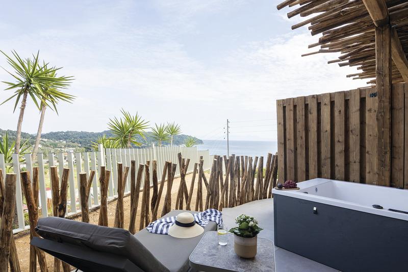 Skiathos, Petra Nera Hotel, Deluxe mit Jacuzzi seil. Meerblick